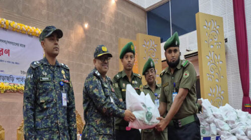 খাগড়াছড়িতে আনসার ও ভিডিপির মাঝে ঈদ উপহার বিতরণ