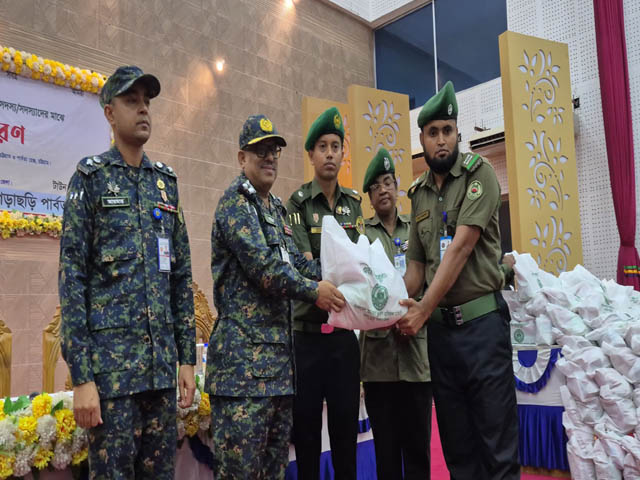 খাগড়াছড়িতে আনসার ও ভিডিপির মাঝে ঈদ উপহার বিতরণ