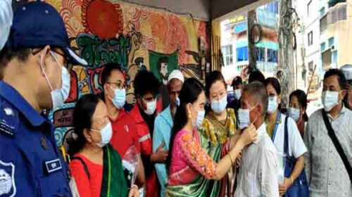 খাগড়াছড়িতে করোনা সতর্কতায় মাস্ক বিতরণ