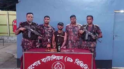 মাদক ও চাকুসহ যশোরের শীর্ষ সন্ত্রাসী পিচ্চি রাজা আটক