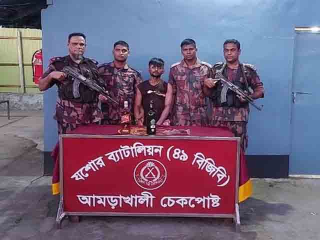 মাদক ও চাকুসহ যশোরের শীর্ষ সন্ত্রাসী পিচ্চি রাজা আটক