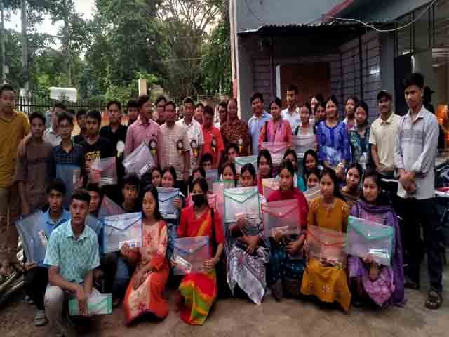 ত্রিপুরা স্টুডেন্টস ফোরামের উদ্যোগে এইচএসসি শিক্ষার্থীদের মাঝে শিক্ষা উপকরণ বিতরণ