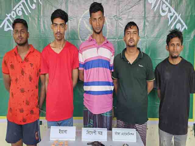 খুলনায় যৌথ বাহিনীর অভিযানে অস্ত্রসহ আটক ৫