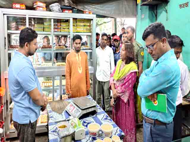 শ্যামনগরে ভ্রাম্যমাণ আদালতে দুই মিষ্টির দোকানে জরিমানা