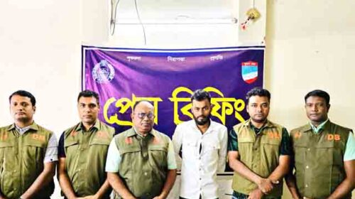 যশোরে ডিবি পুলিশের অভিযানে সন্ত্রাসী ডলার গ্রেফতার