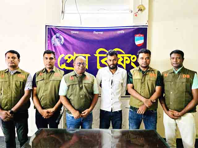যশোরে ডিবি পুলিশের অভিযানে সন্ত্রাসী ডলার গ্রেফতার