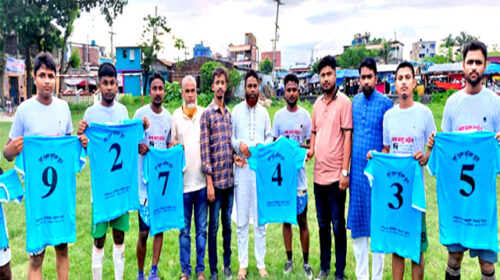 নন্দীগ্রামে খেলোয়ারদের মাঝে জার্সি বিতরণ করলেন সুমন