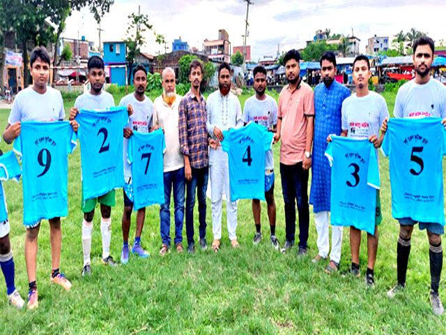 নন্দীগ্রামে খেলোয়ারদের মাঝে জার্সি বিতরণ করলেন সুমন