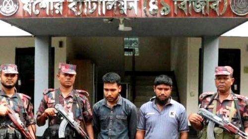 যশোরে বিজিবির অভিযানে স্বর্ণবারসহ দুই পাচারকারী আটক