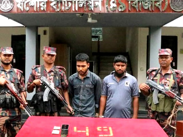 যশোরে বিজিবির অভিযানে স্বর্ণবারসহ দুই পাচারকারী আটক