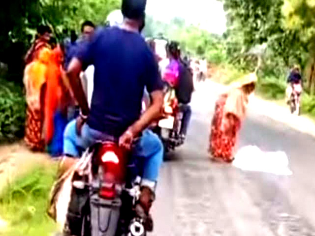 স্বামীর মটর সাইকেল থেকে পড়ে ট্রাকের চাকায় পিষ্ট হয়ে স্ত্রী নিহত