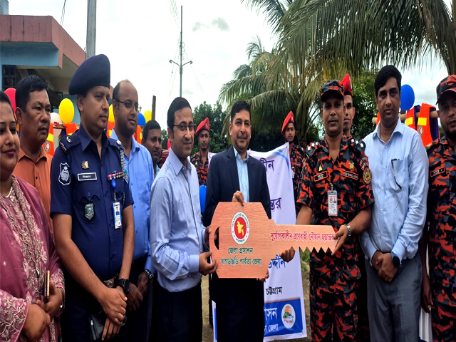 খাগড়াছড়িতে দুর্যোগ ব্যবস্থাপনায় নৌযান হস্তান্তর