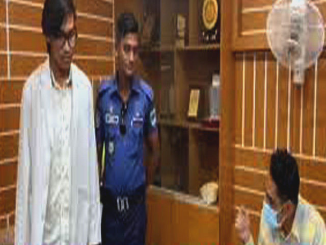 যশোর জেনারেল হাসপাতাল হতে ভুয়া ডাক্তার আটক