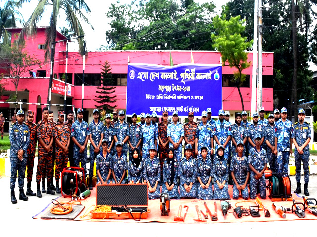 চট্টগ্রামে কোস্ট গার্ডের অগ্নীনির্বাপনী মহড়া