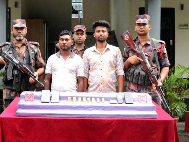 যশোরে ৮পিস স্বর্ণেরবারসহ দুই পাচারকারী আটক
