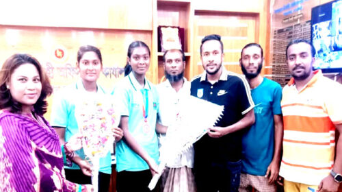 শ্যামনগরের রেহানা ও ষষ্ঠীকে সংবর্ধনা দিলেন ইউএনও