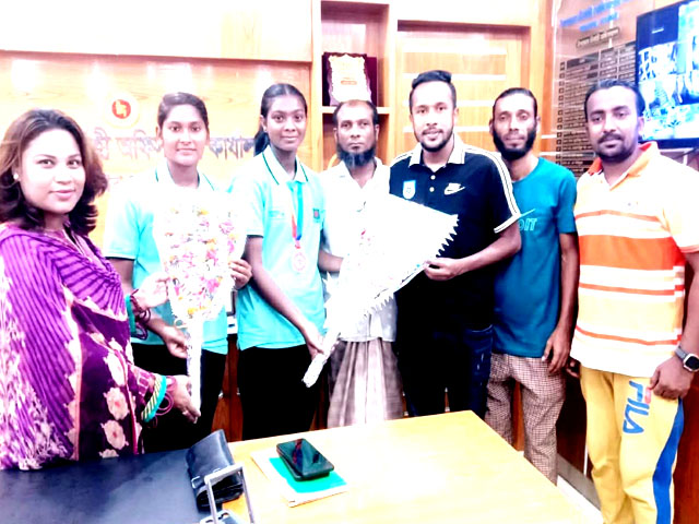 শ্যামনগরের রেহানা ও ষষ্ঠীকে সংবর্ধনা দিলেন ইউএনও