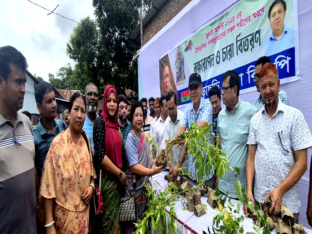 শহীদ স্মরণে খাগড়াছড়িতে গাছের চারা বিতরণ ও বৃক্ষরোপণ করেছে বিএনপি