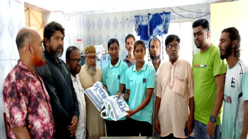 হকি খেলায় ইতিহাস গড়ায় প্রেসক্লাবের পক্ষ থেকে রেহানা ও ষষ্ঠীকে সংবর্ধনা