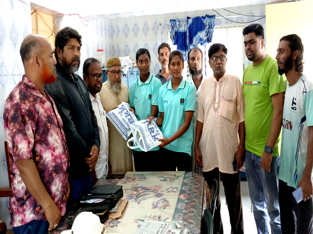 হকি খেলায় ইতিহাস গড়ায় প্রেসক্লাবের পক্ষ থেকে রেহানা ও ষষ্ঠীকে সংবর্ধনা