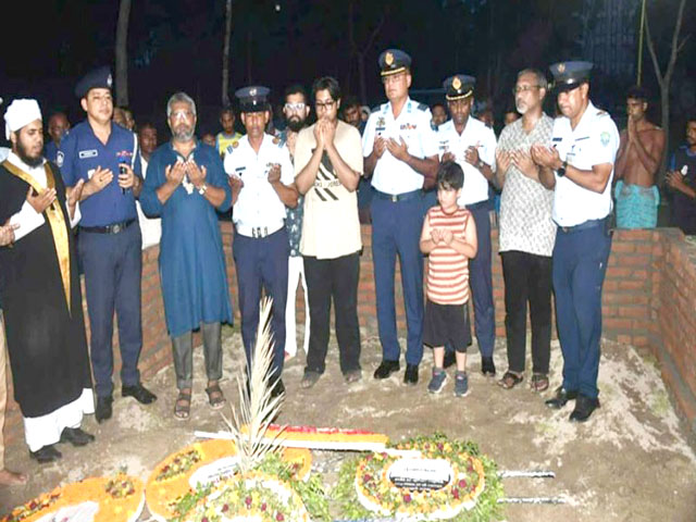 শিক্ষিকা মেহরীন চৌধুরীর সমাধিতে বিমানবাহিনীর শ্রদ্ধা নিবেদন