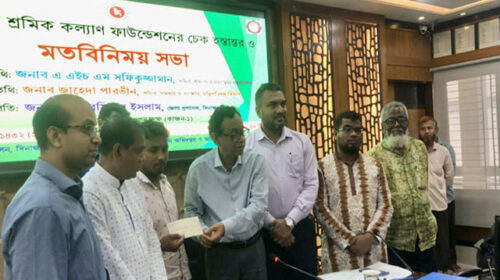 দিনাজপুরে শ্রমিক কল্যাণ ফাউন্ডেশনের চেক হস্তান্তর ও মত বিনিময় সভা