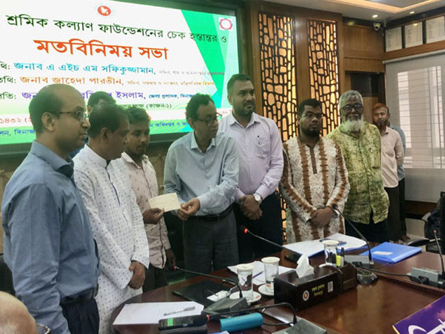 দিনাজপুরে শ্রমিক কল্যাণ ফাউন্ডেশনের চেক হস্তান্তর ও মত বিনিময় সভা