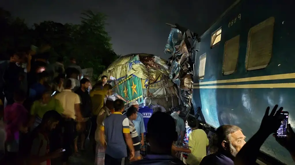 খুলনায় ট্রেন-ট্রাক সংঘর্ষে ৩টি বগি লাইনচ্যুত