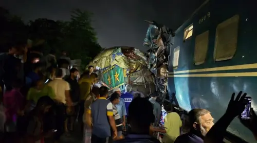খুলনায় ট্রেন-ট্রাক সংঘর্ষে ৩টি বগি লাইনচ্যুত