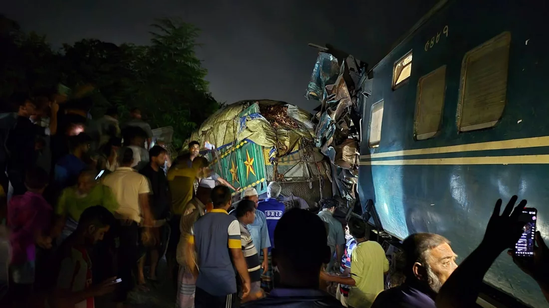 খুলনায় ট্রেন-ট্রাক সংঘর্ষে ৩টি বগি লাইনচ্যুত