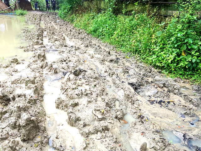 নন্দীগ্রামে রাস্তার বেহাল দশায় ভোগান্তিতে এলাকাবাসী
