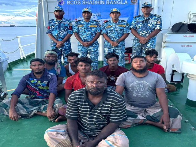 ফিশিং বোটসহ ৮ জেলে উদ্ধার করেছে কোস্টগার্ড