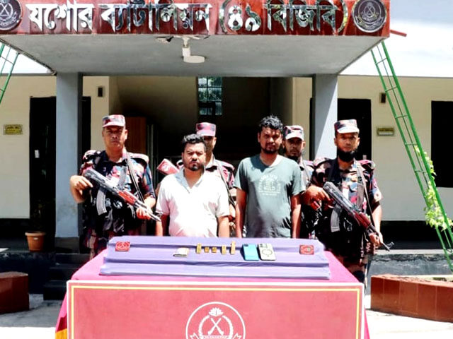 বিজিবির অভিযানে পাঁচটি স্বর্ণবারসহ দুই পাচারকারী আটক