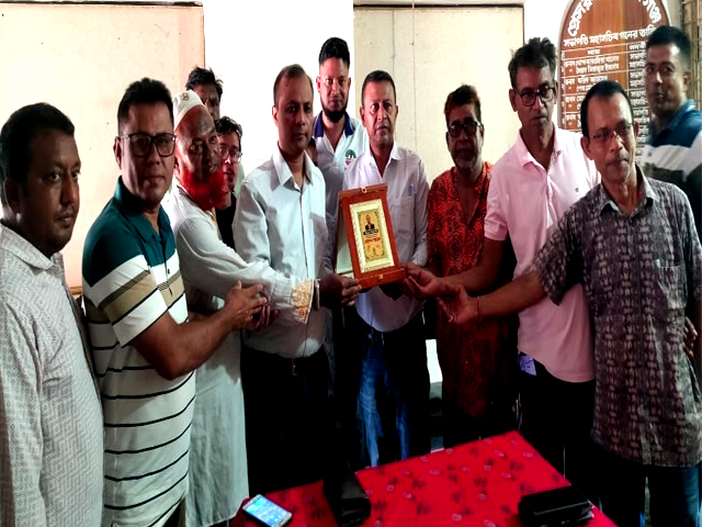 অতিরিক্ত জেলা প্রশাসক মোঃগোলাম কবিরের বিদায় সংবর্ধনা দিলো প্রেসক্লাব গোপালগঞ্জ