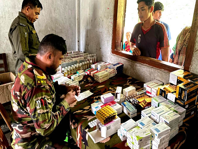 দীঘিনালায় সেনাবাহিনীর বিনামূল্যের মেডিকেল ক্যাম্পে সেবা পেলেন শতাধিক মানুষ