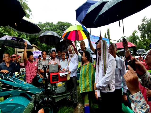 খাগড়াছড়িতে কৃষকের মাঝে কৃষি যন্ত্রপাতি হস্তান্তর