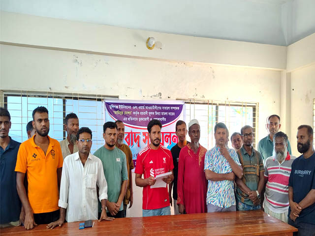 মিথ্যা মামলা দেওয়ার প্রতিবাদে শ্যামনগরে সংবাদ সম্মেলন