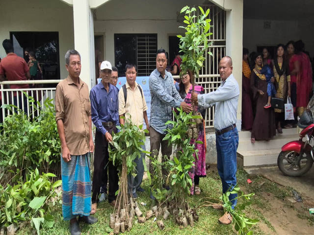 খাগড়াছড়িতে ফলজ ও বনজ চারা বিতরণ
