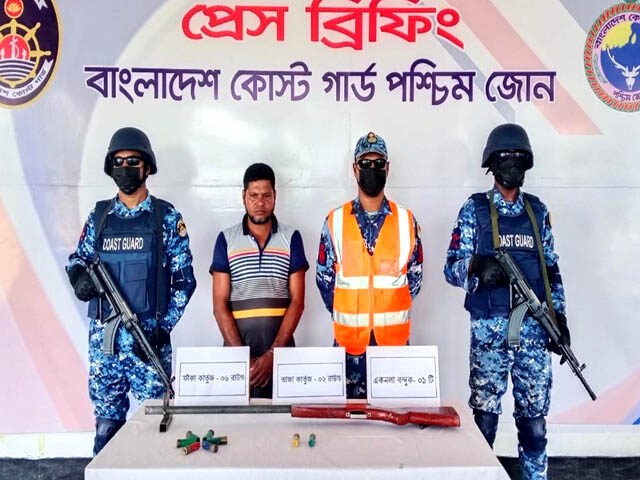 সুন্দরবন থেকে অস্ত্র ও গোলাবারুদসহ ডাকাত আটক