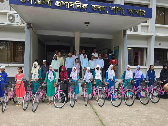শার্শায় মেধাবী শিক্ষার্থীদের মাঝে সাইকেল বিতরণ