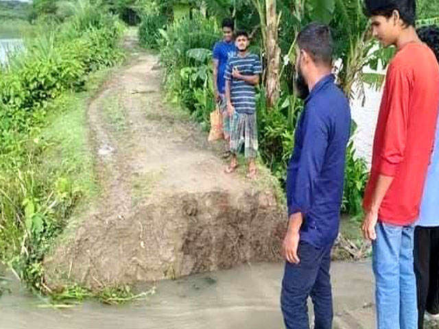 দুমকিতে বাঁধ ভেঙে পানিবন্দি শতাধিক পরিবার