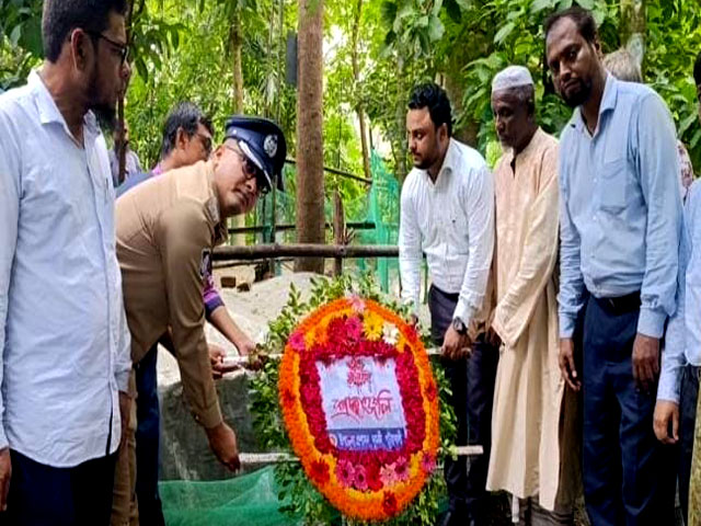 “জুলাই গণঅভ্যুত্থানের” শহীদদের কবরে পুষ্পস্তবক অর্পন করলেন দুমকি উপজেলা প্রশাসন
