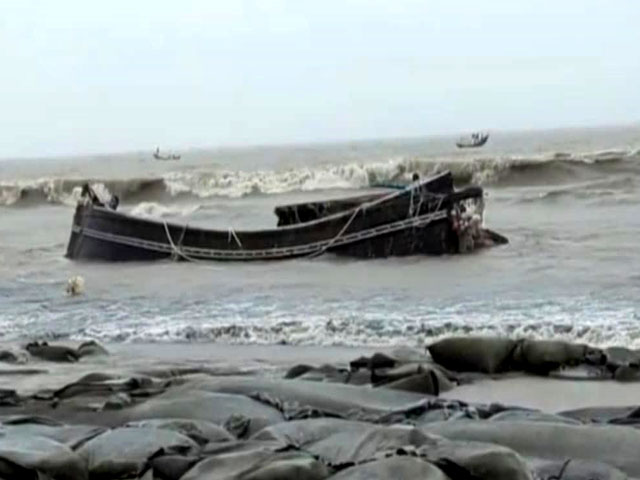 কুয়াকাটা সৈকতে ভেসে এসেছে ডুবে যাওয়া ট্রলারসহ নিখোঁজ জেলের লাশ
