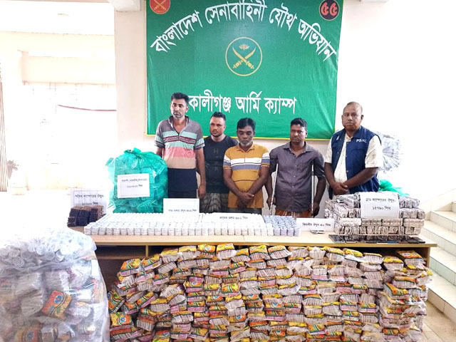 শ্যামনগরে ৫০ লক্ষাধিক টাকার ভারতীয় পণ্যসহ ৪ চোরাকারবারী আটক