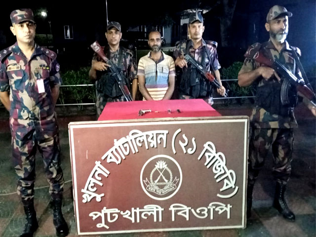 বেনাপোলের পুটখালী সীমান্তে অস্ত্র,ম্যাগাজিন ও গুলিসহ অস্ত্র ব্যবসায়ী আটক