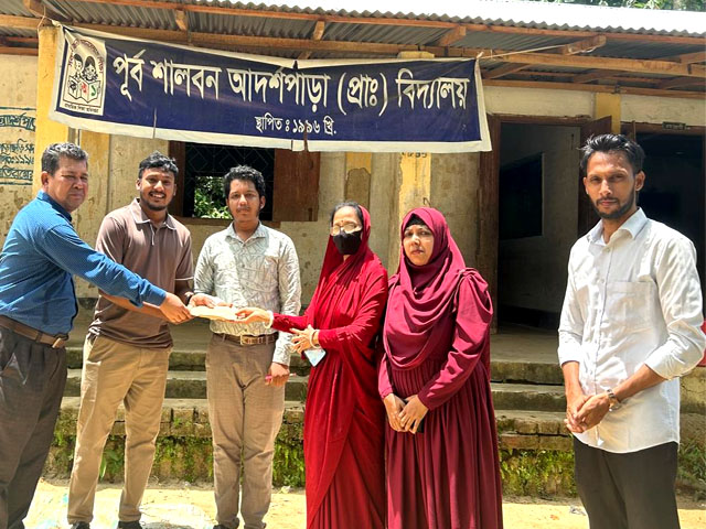 খাগড়াছড়িতে জরাজীর্ণ বিদ্যালয়ে উন্নয়নে ক্রীড়া সামগ্রী বিতরণ ও আর্থিক সহায়তা প্রদান