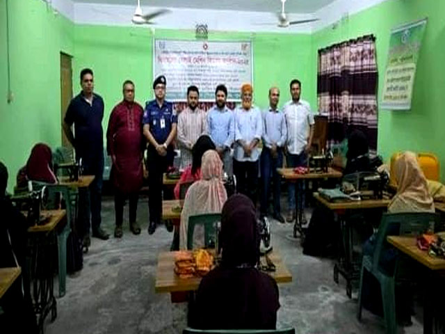 নারীদের আত্মকর্মসংস্থানের লক্ষে দুমকিতে সেলাই মেশিন বিতরণ