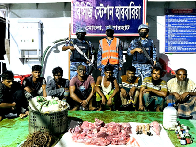 সুন্দরবনে কোস্ট গার্ডের অভিযানে হরিণের মাংসসহ ৮ শিকারী আটক
