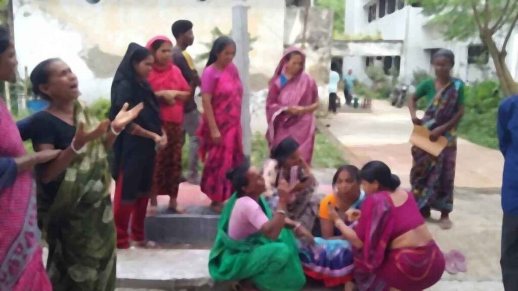 দুই মোটরসাইকেল ও ভ্যানের ত্রিমুখী সংঘর্ষে স্কুলছাত্র নিহত