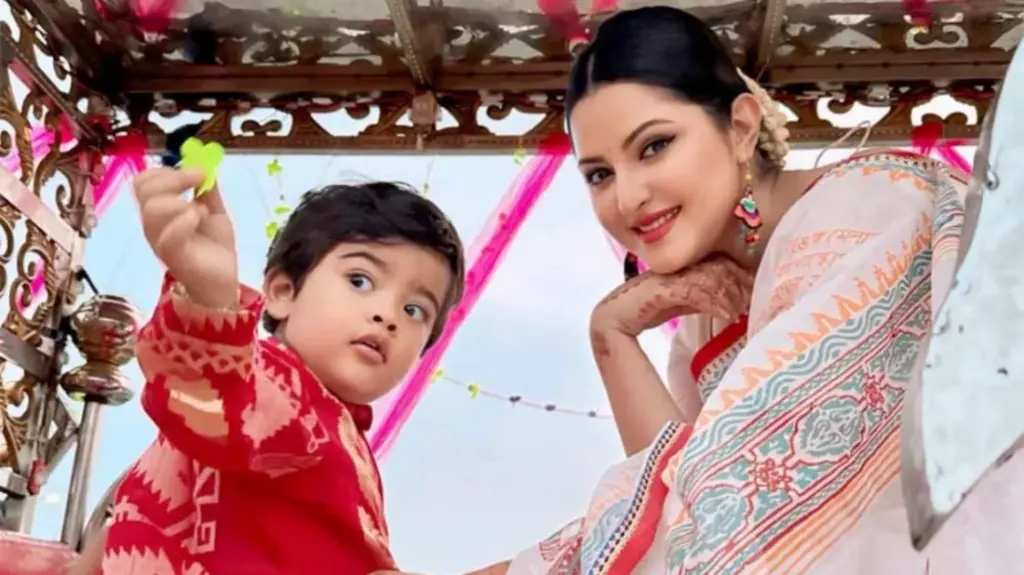 ছেলের জন্য দোয়া চাইলেন চিত্রনায়িকা পরীমণি